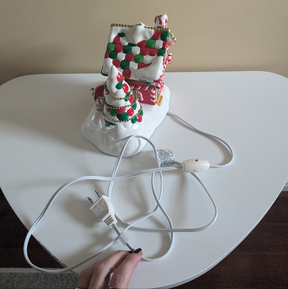 M&Ms VINTAGE Y2K CERAMIC LIGHT UP CHRISTMAS VILLAGE HOUSE - Picture 4 of 4